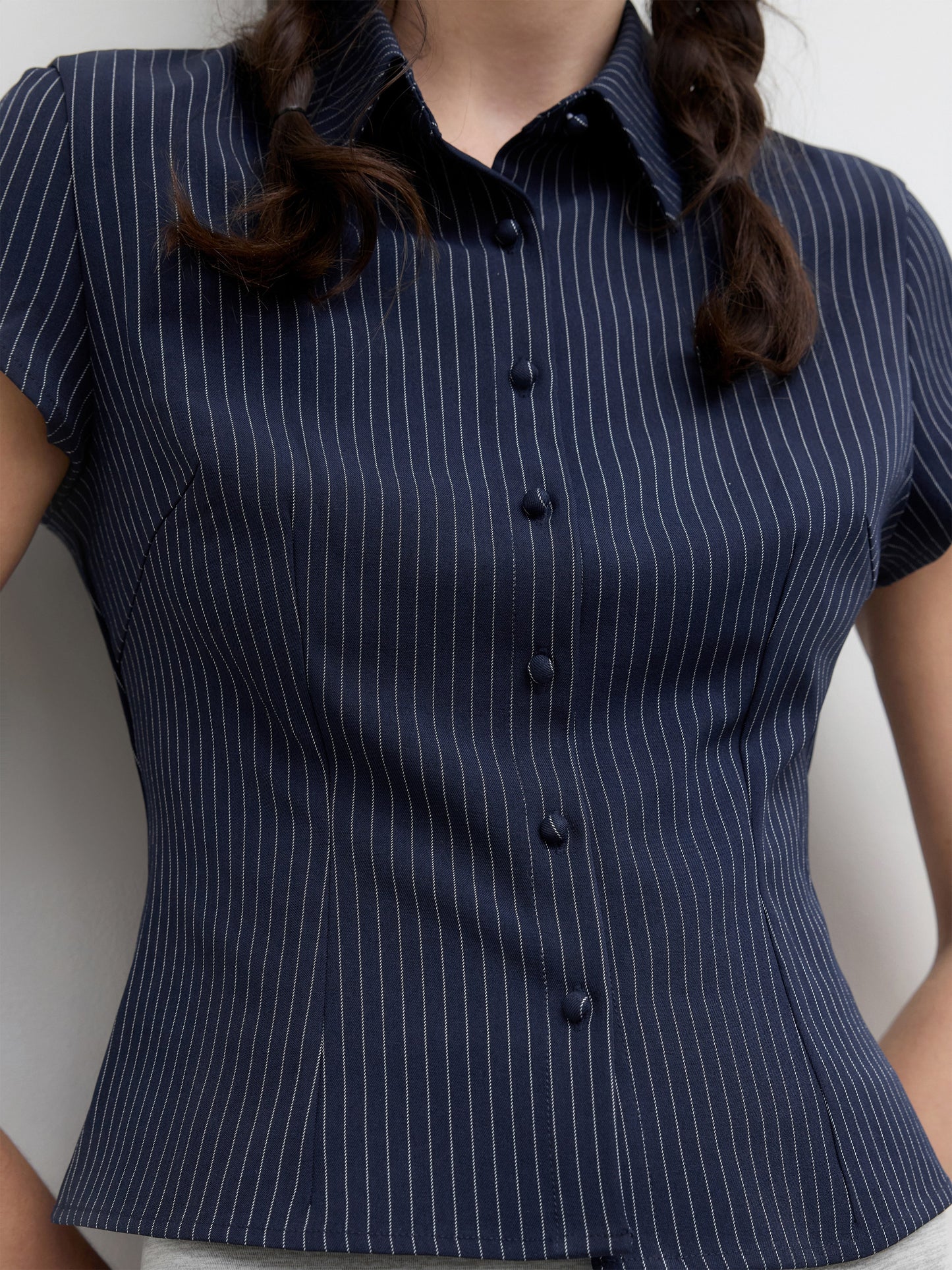 Camicia a maniche corte con righe sul colletto