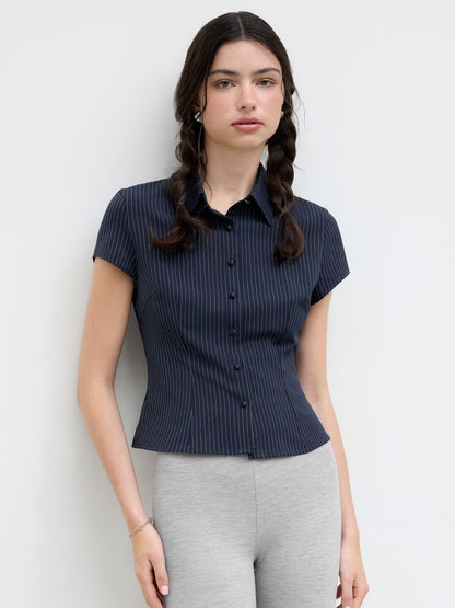 Camicia a maniche corte con righe sul colletto
